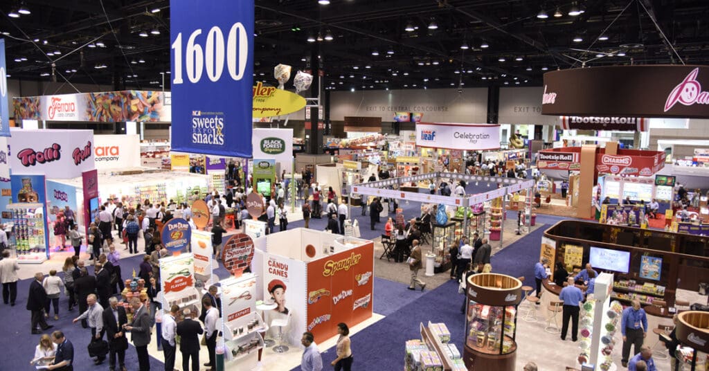 A trade show with several booths to represent B2B trade show trends