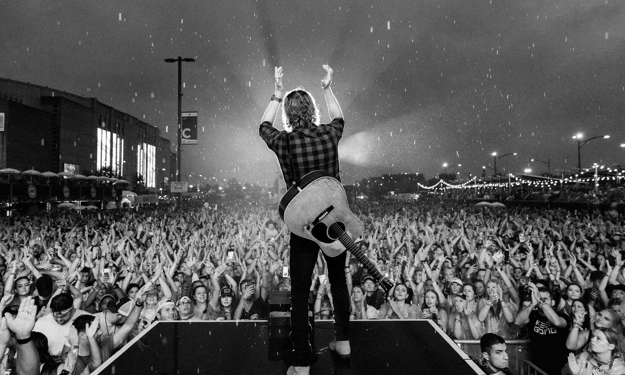 Dierks Bentley facing a concert crowd during the ROW 94 launch campaign